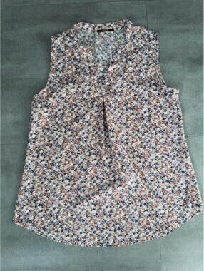 Women's • Gaharu Floral Sleeveless Blouse Medium